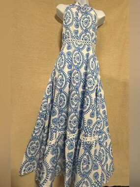 Cupshe White Maxi Dress with Blue Embroidered Print